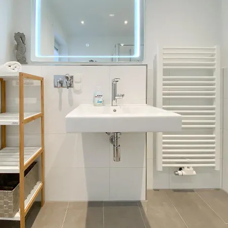 Apartment Exklusive Neubauwohnung Mit Grosszugiger Sonnenterrasse Und 2 Separaten Schlafzimmern, Bad Und Gaste Wc *